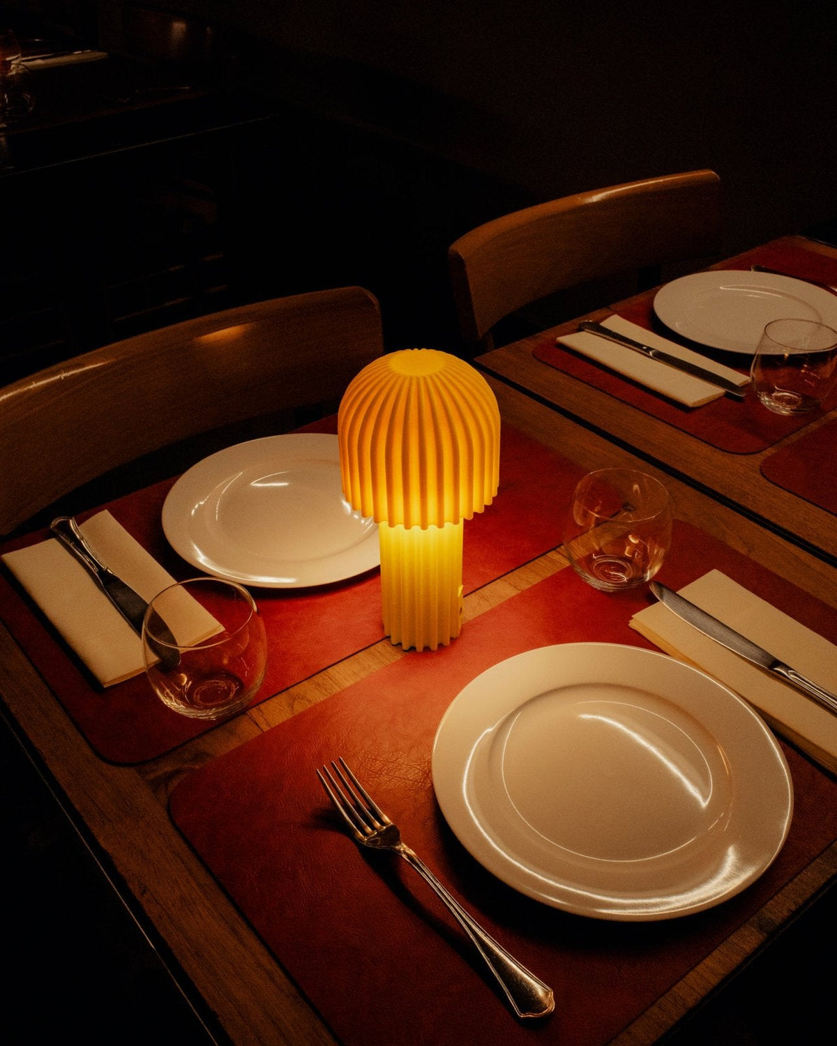 How to Choose a Table Lamp: Light, Brightness and Placement